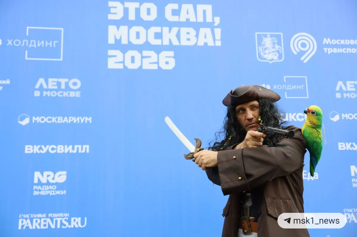 На пляже №3 в Серебряном Бору прошёл фестиваль «ЭТО САП, Москва!»: участники соревновались в 11 номинациях, на сцене выступали музыканты, а для детей работала отдельная развлекательная зона.