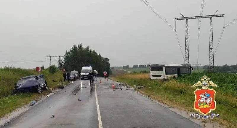 На 11-м километре дороги Зарайск—Журавна Audi выехала на встречную полосу и столкнулась с автобусом; ребёнок в легковушке погиб, водительницу госпитализировали.