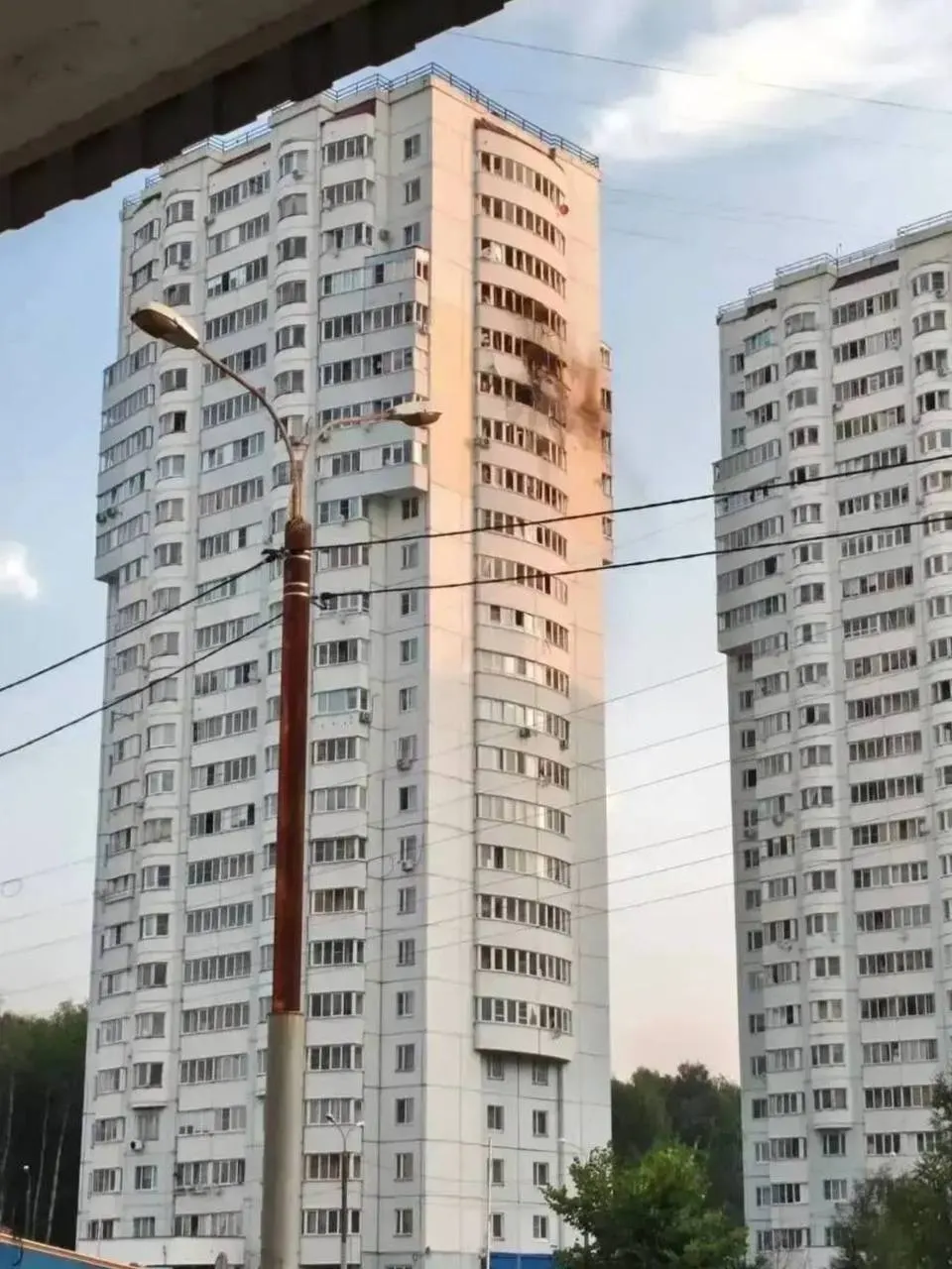 В Чехове беспилотник врезался в многоквартирный дом. В нескольких населённых пунктах Подмосковья зафиксированы пожары и повреждения строений. По данным властей, расчёты ПВО уничтожили десятки дронов.
