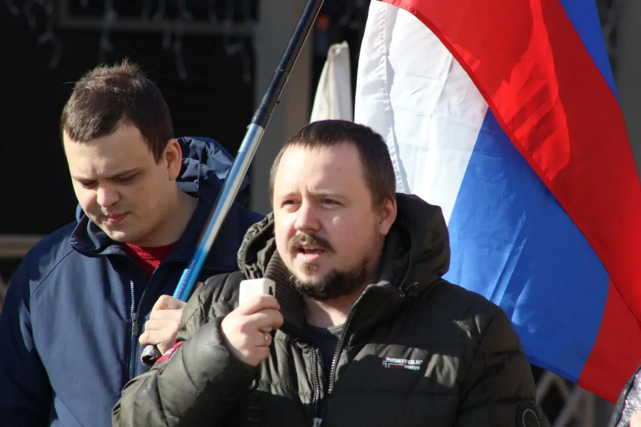 9 июля в Воронеже суд назначил Павлу Сычеву сутки ареста по ст. 20.3.1 КоАП РФ за публикацию в телеграм‑канале. Утром в его доме прошёл обыск; заседание в Центральном районном суде прошло без адвоката.