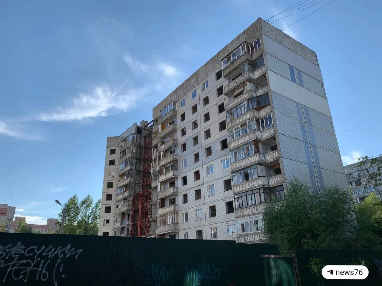 В доме на улице Батова остаются девять нерасселённых квартир: по четырём уже вынесено решение, по пяти соглашения с собственниками ещё не подписаны. Власти планируют обратиться в суд после истечения срока согласований; здание ограждено и стоит под охраной.