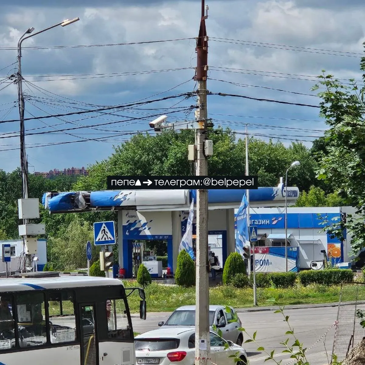 На автозаправке на улице Есенина в Белгороде после удара беспилотника повреждены навес, остекление и оборудование.