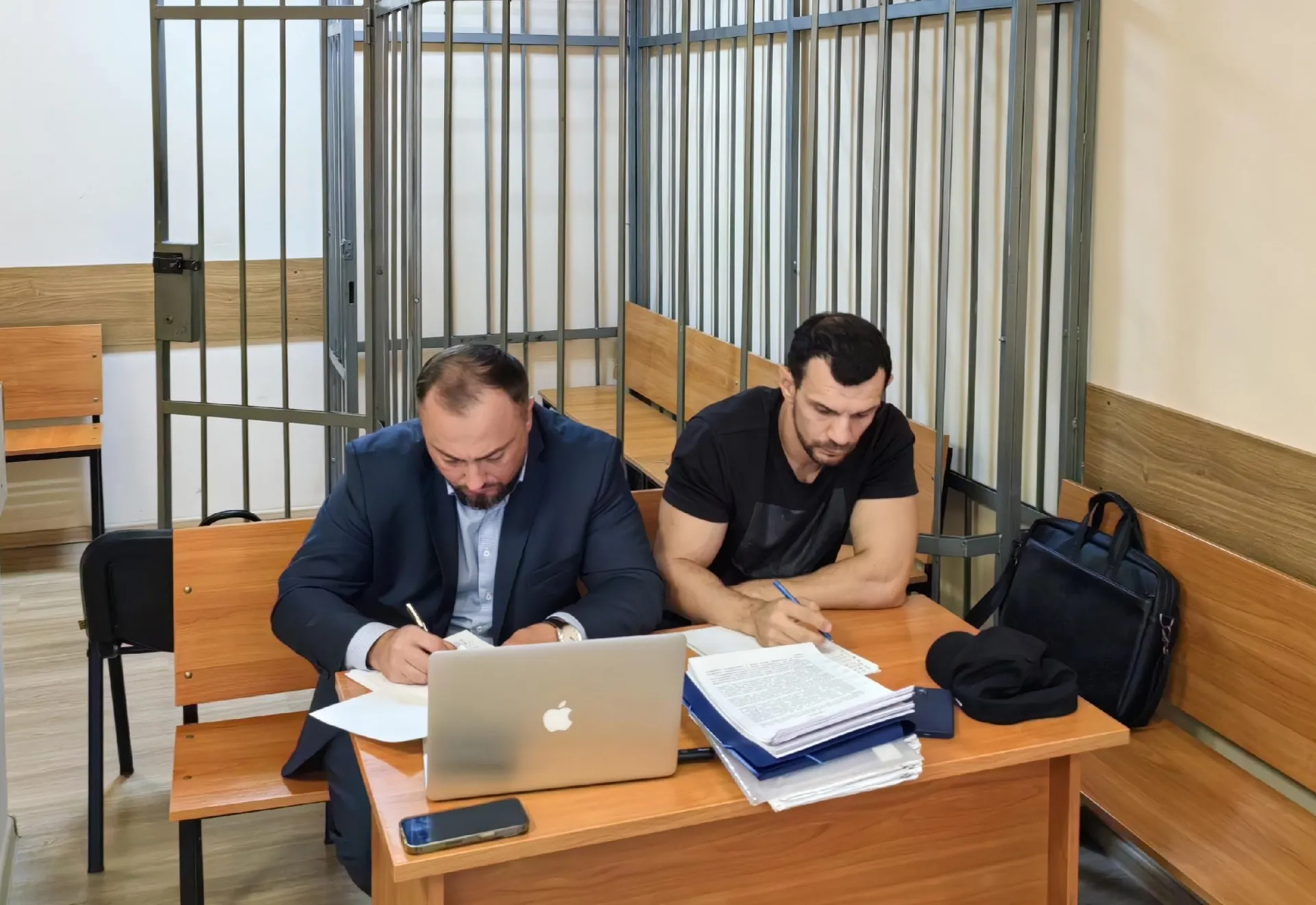 Суд в Воронеже приговорил Дмитрия Наумовского к 13 годам лишения свободы за мошенничество: его действия оставили без жилья свыше 20 человек. Ранее он восемь лет избегал реального наказания.