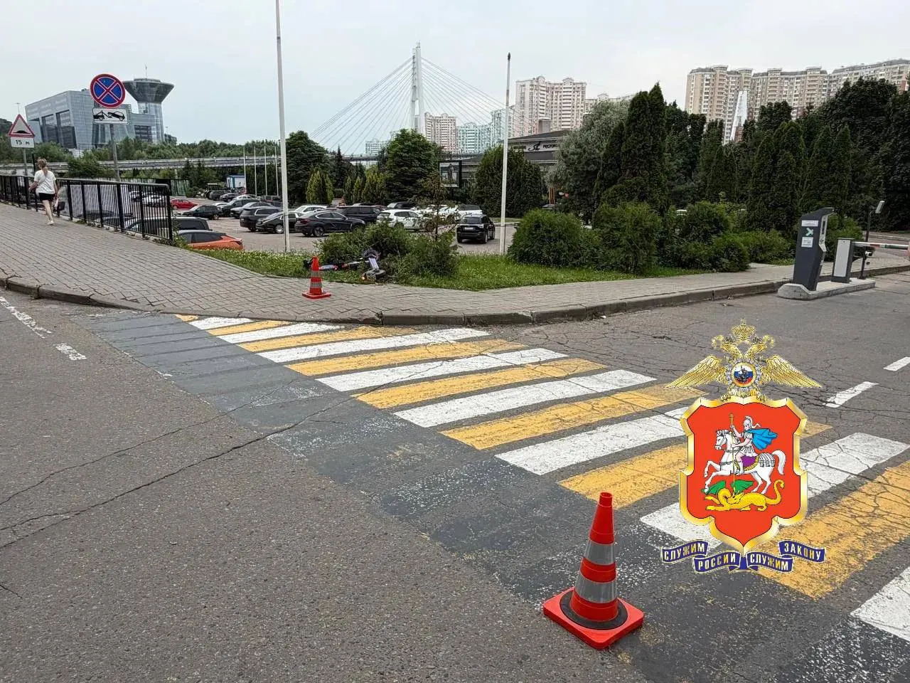 В Подмосковье при повороте водитель сбил мужчину на электросамокате, а затем на пешеходном переходе наехал на женщину с девочкой. Состояние пострадавших уточняется.