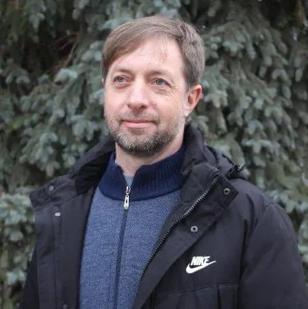 В результате атаки беспилотного летательного аппарата на служебный автомобиль в селе Устинка пострадал глава Яснозоренской сельской территории Иван Назарчук; вместе с ним получил ранения водитель.