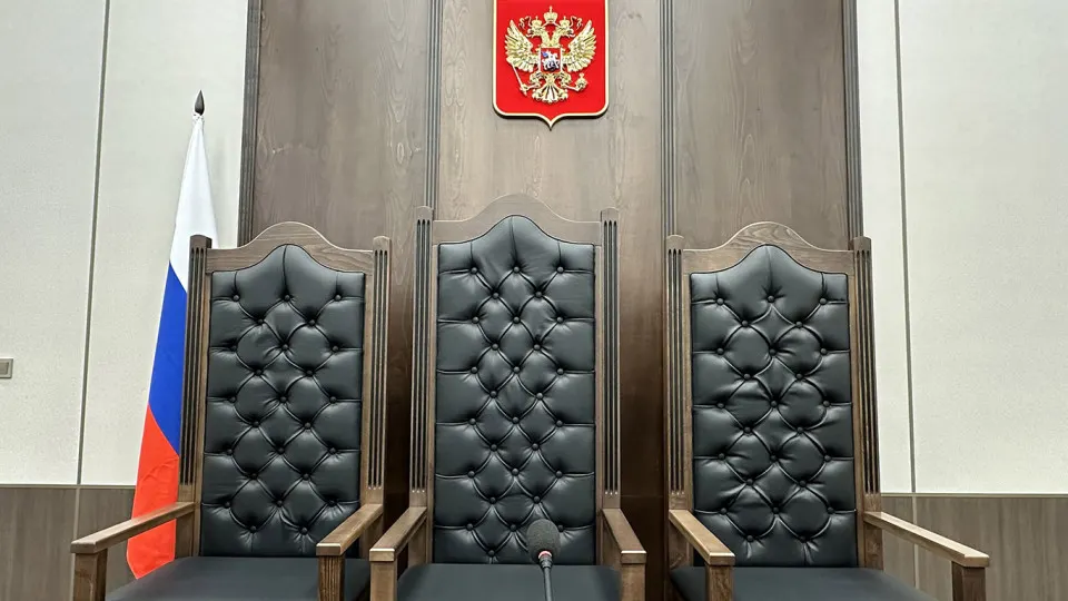 Правительственная комиссия одобрила инициативу Верховного суда смягчить требования к образованию для ряда должностей в аппаратах судов — мера направлена на сокращение кадрового дефицита.