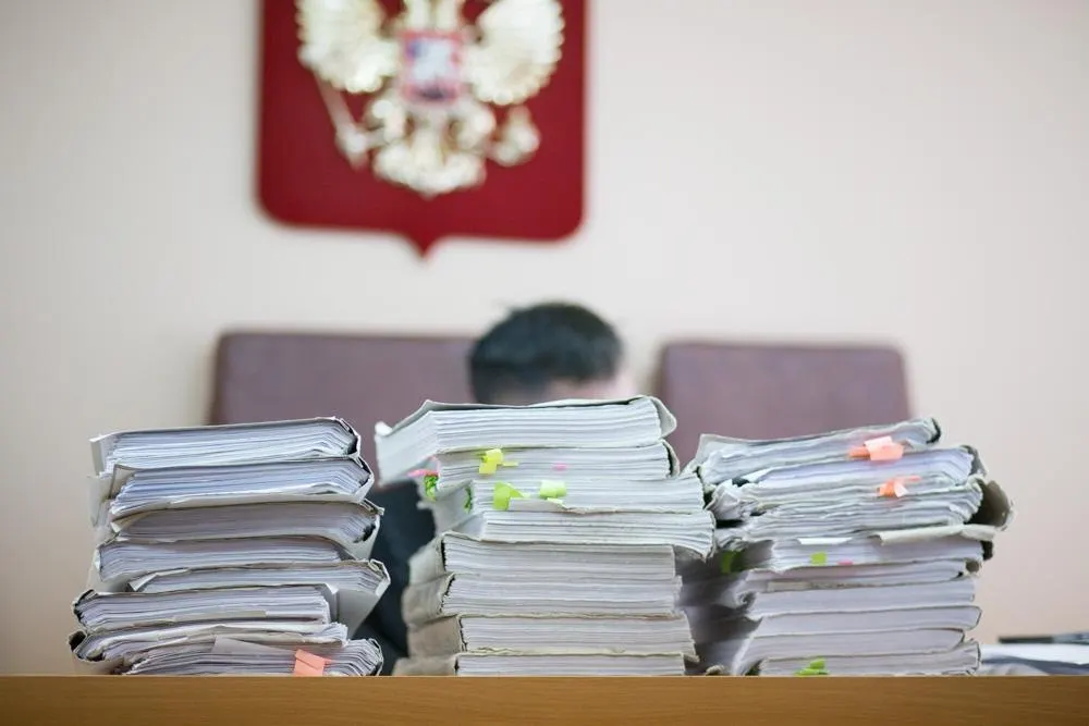 Замглавврача Семилукской больницы обвиняют в выдаче медицинских справок мигрантам за взятки. За свои «услуги» он получил более 1,2 млн рублей.