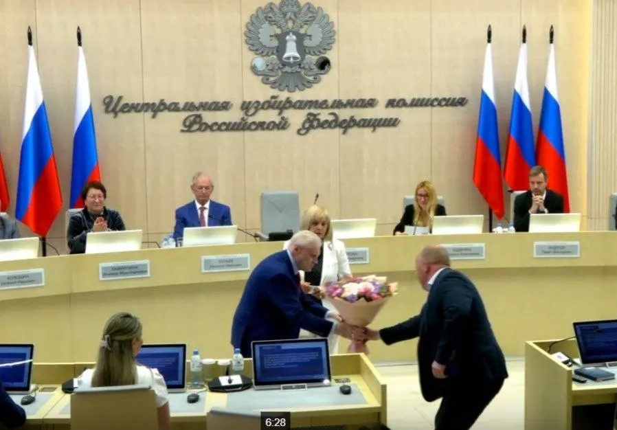 На заседании ЦИК единогласно утвердили списки «Справедливой России», выдали удостоверение кандидата Сергею Миронову, назначили члена комиссии с совещательным голосом от ЛДПР и одобрили финансовых уполномоченных «Яблока» в регионах.