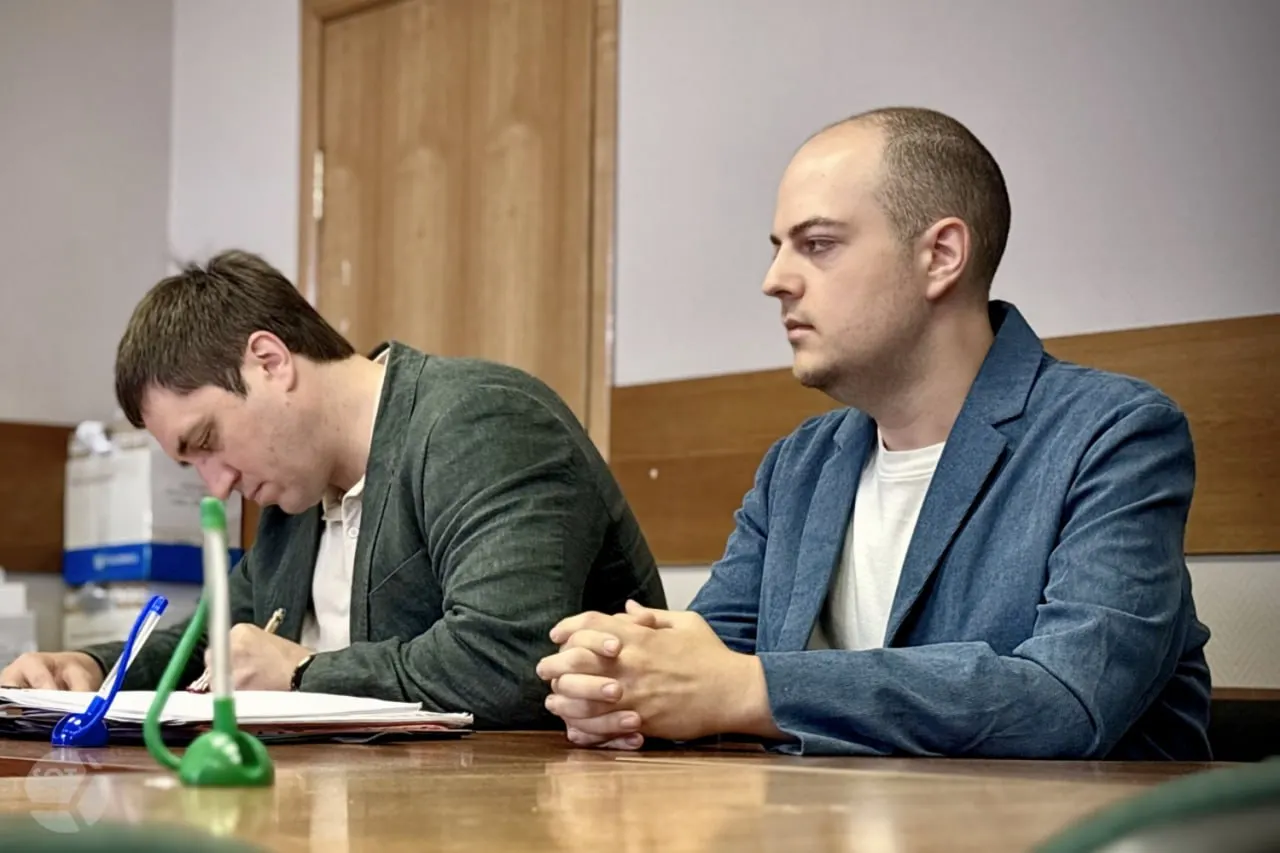 В Замоскворецком суде Москвы рассматривают уголовное дело против бывшего директора издательства: его обвиняют в участии в признанном запрещённом движении и в систематической продаже книг с ЛГБТ‑тематикой, в том числе несовершеннолетним.