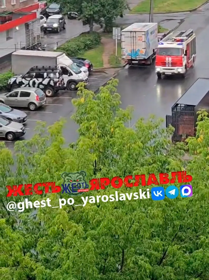 На балконе третьего этажа в доме на Нефтяников, 30 корпус 2 загорелись вещи. Открытое горение было ликвидировано спасателями, пострадавших нет.