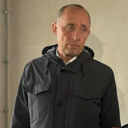 Бывший вице‑губернатор Белгородской и Курской областей признал вину в взяточничестве и злоупотреблениях; следствие оценивает ущерб почти в 1,8 млрд рублей. По материалам дела закупались уменьшенные бетонные тетраэдры вместо нормативных изделий.