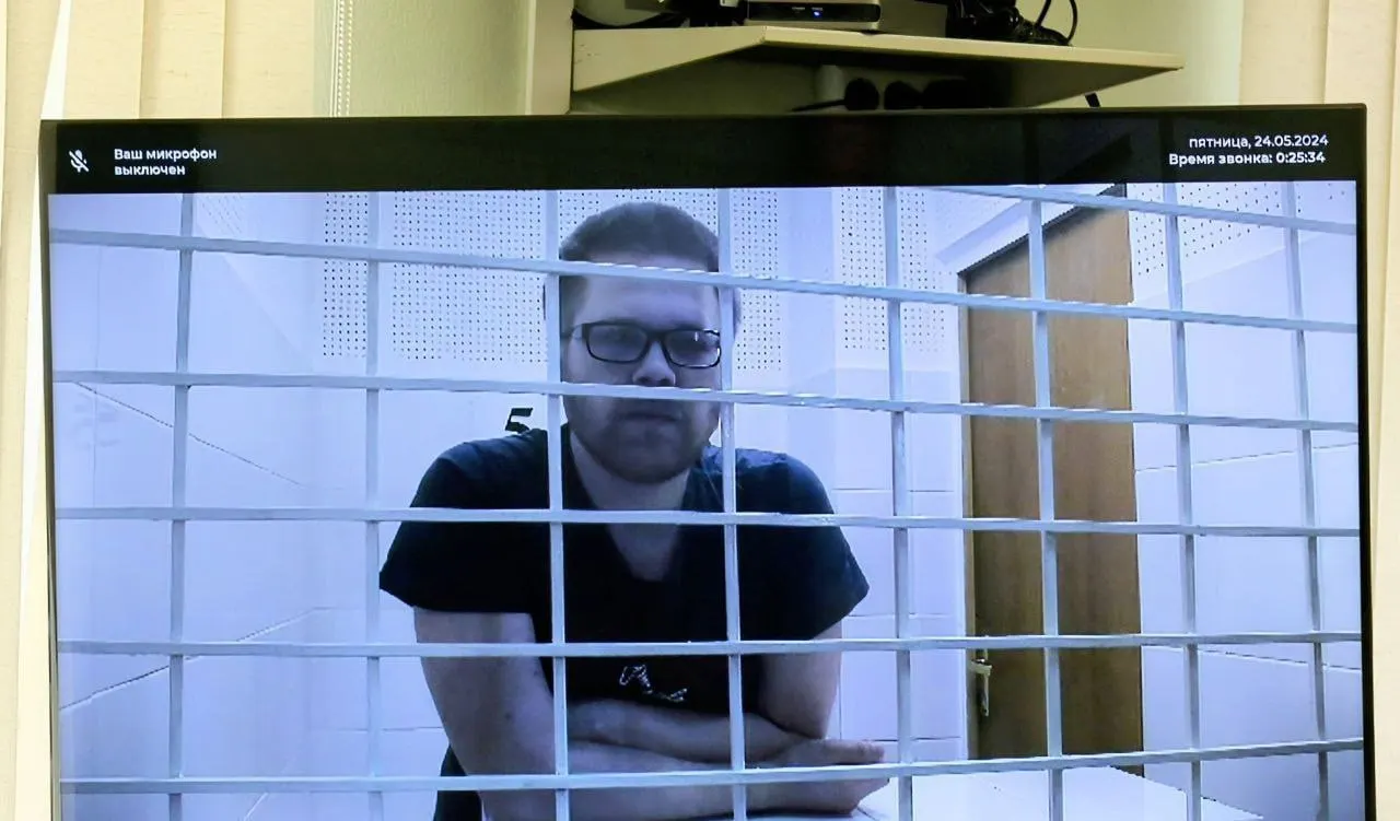 Николай Колин, приговорённый в июле 2024 года к 14 годам лишения свободы, доставлен в ИК‑6 в Бежецке Тверской области. Ему вменяли перевод 10 тыс. руб. организации, признанной в РФ террористической; в СИЗО ему предлагали контракт для отправки на «СВО», он отказался.