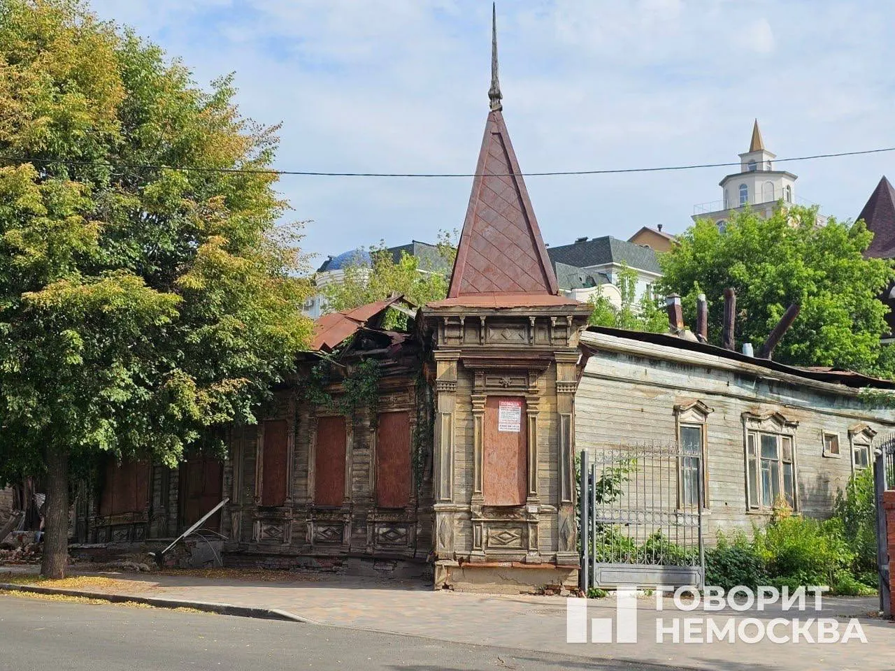 В центре Рязани частично обрушился жилой дом XIX века, признанный объектом культурного наследия. Власти готовят иск, чтобы обязать собственников провести реставрацию, хотя ремонт может стоить десятки миллионов рублей.