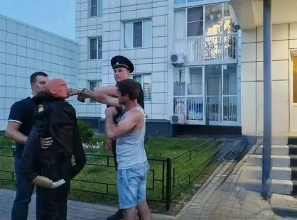 В Воронежской области задержали и арестовали жителя Отрадного по подозрению в избиении человека, в результате которого потерпевший скончался. Происшествие произошло 30 июня.