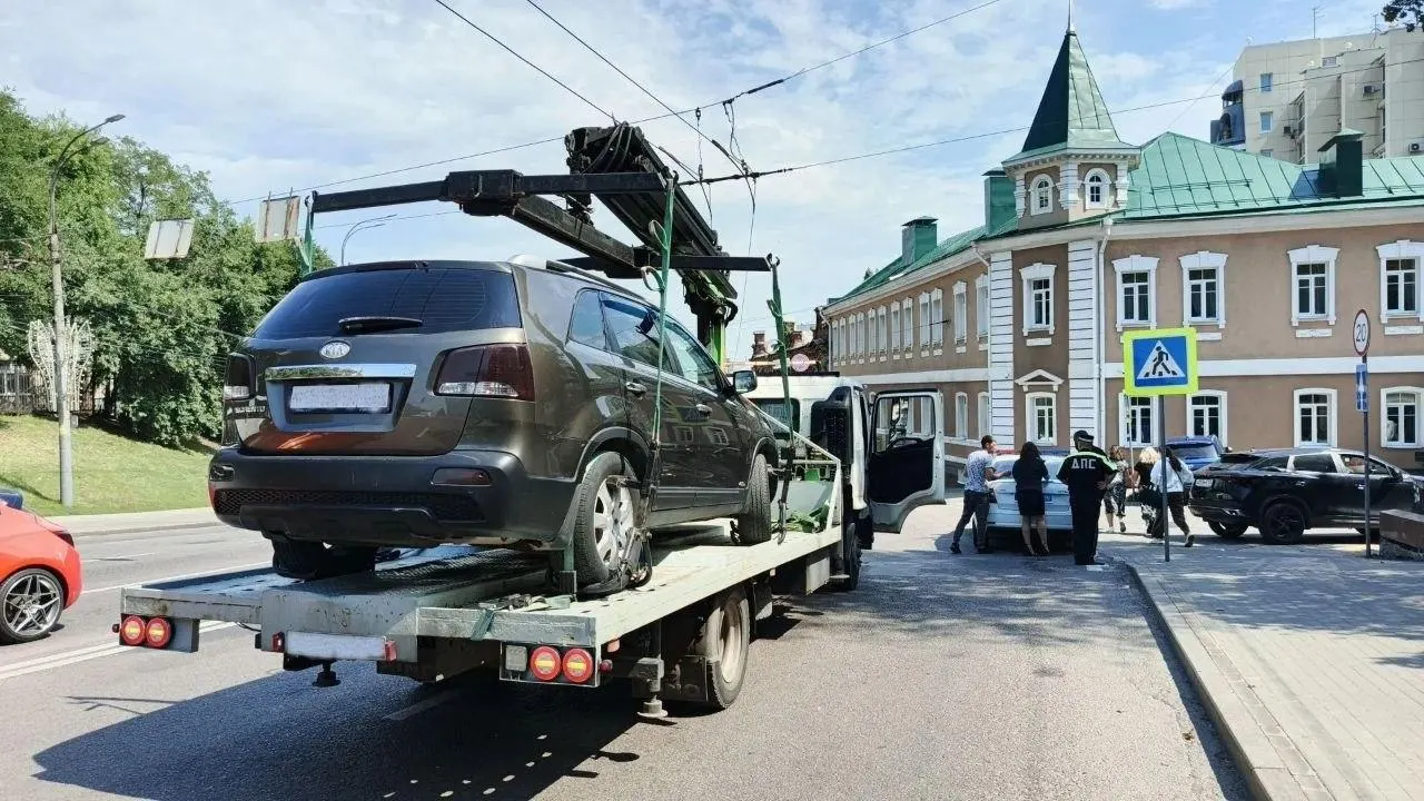 Приставы конфисковали машину должника; ему также запрещено выезжать из страны.
