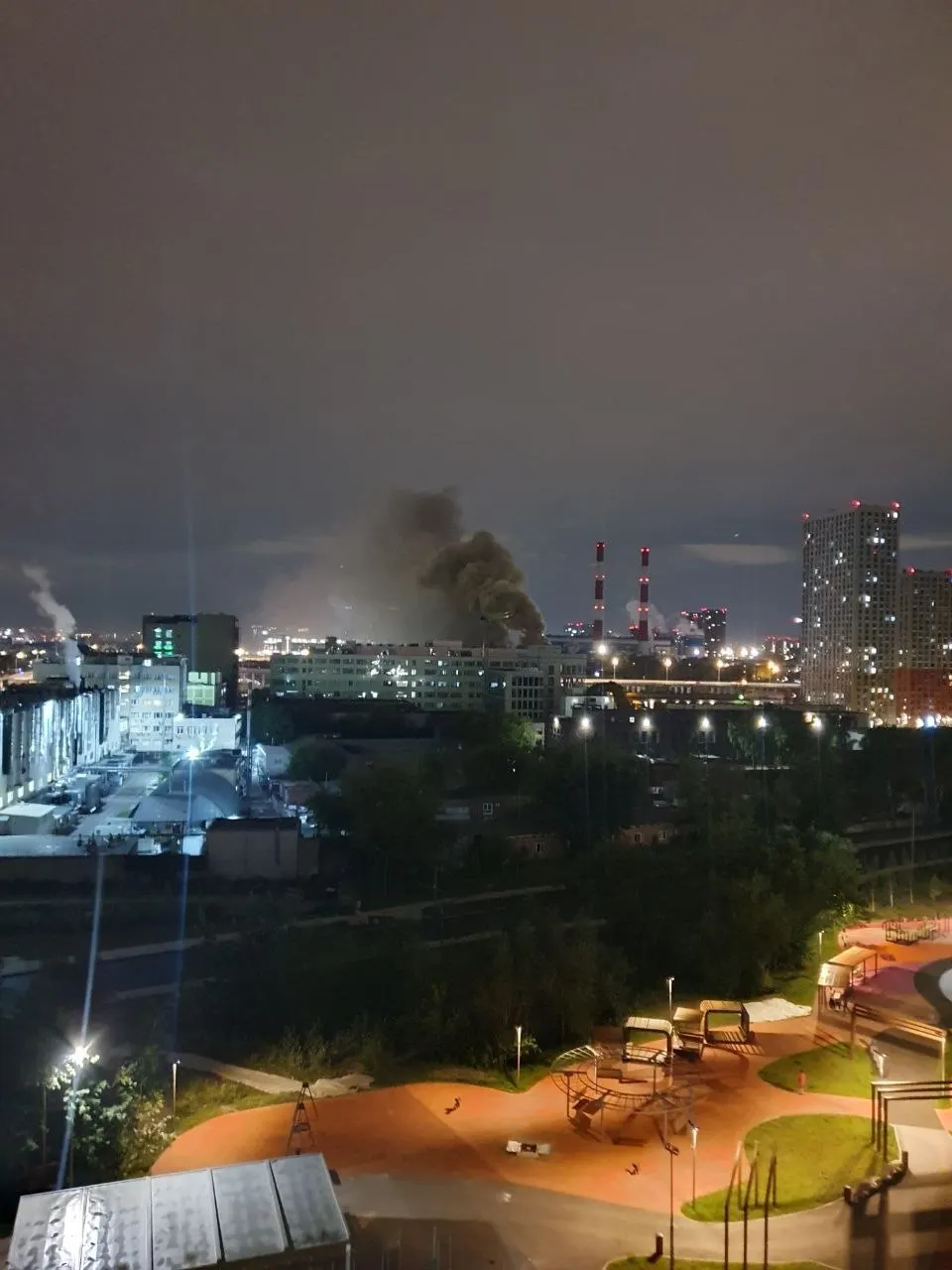 Пожар в ангаре на юго‑востоке столицы — по данным МЧС Москвы. Очевидцев просят не приближаться и сообщать о случившемся экстренным службам.