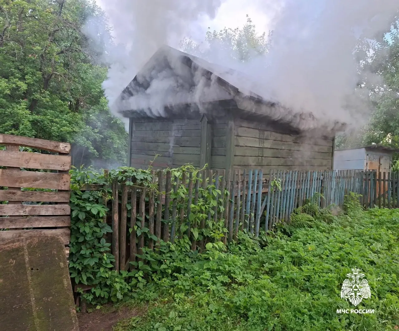 20 июля в Ярославле в дачном доме на улице Цветочной произошёл пожар. Повреждены кровля и внутренние помещения, пострадавших нет. Проверяется версия поджога.