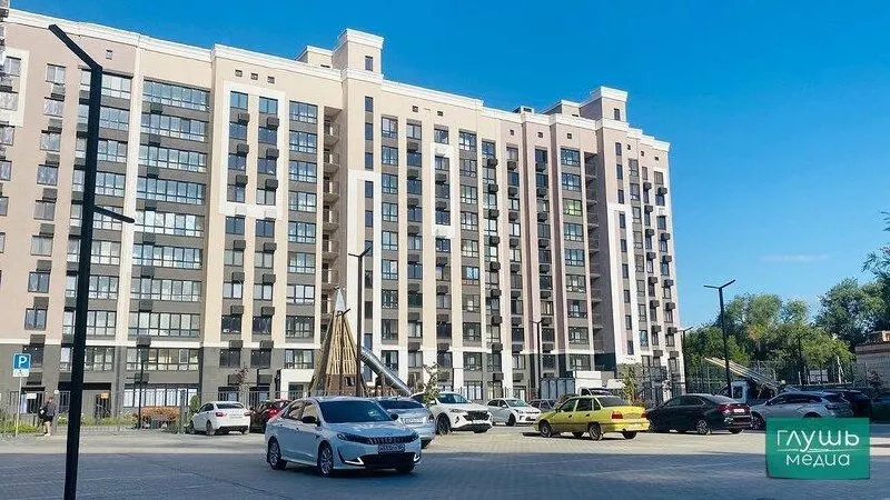 Аналитики отмечают, что в Саратовской области и ещё в трёх регионах доля непроданных квартир на первичном рынке превысила 80%; по всей стране остаются невостребованными более 80 млн кв. м жилья.