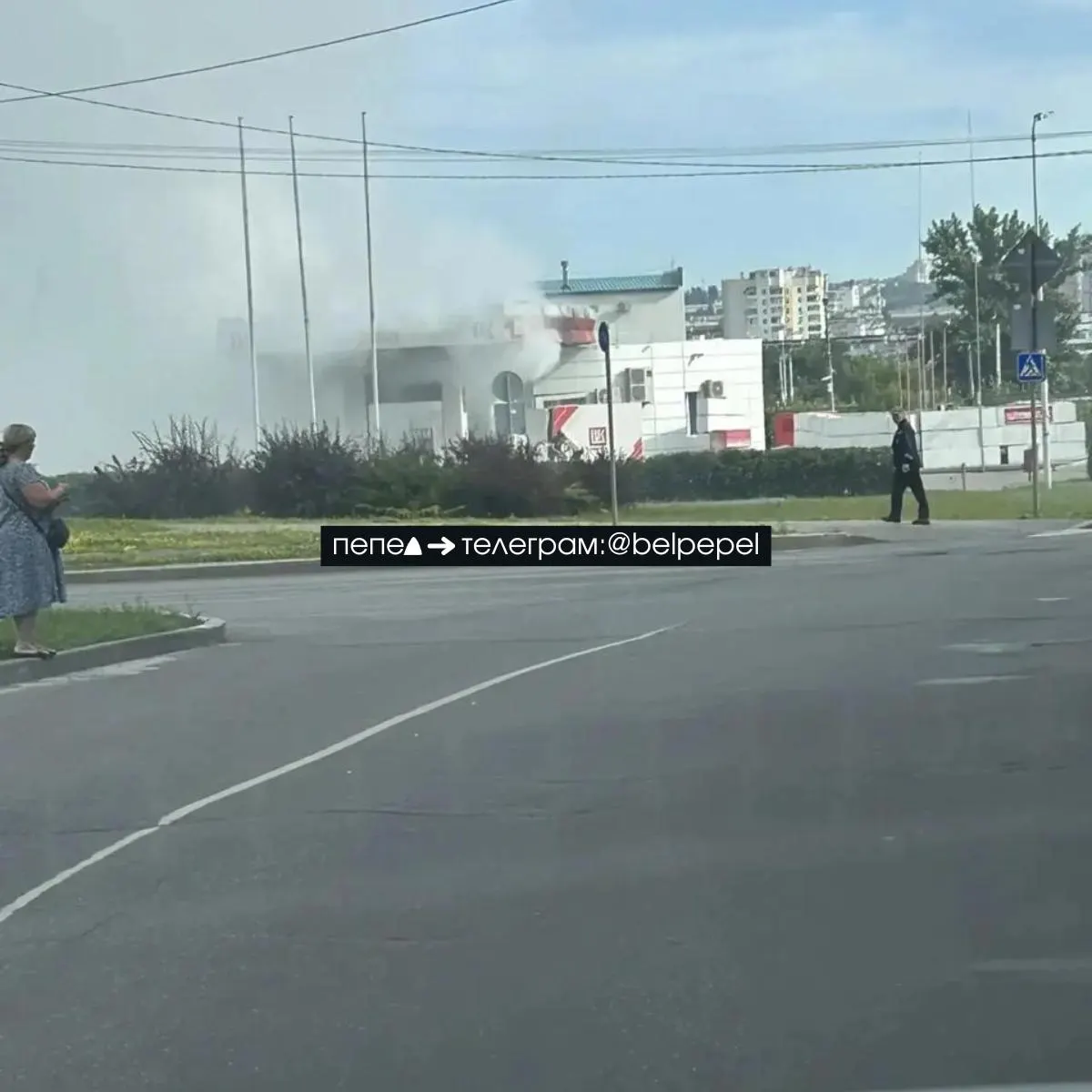 На оптовом рынке в Белгороде двое мужчин получили осколочные и минно-взрывные травмы в результате атаки двух беспилотников; также повреждены грузовики и оборудование автозаправки.