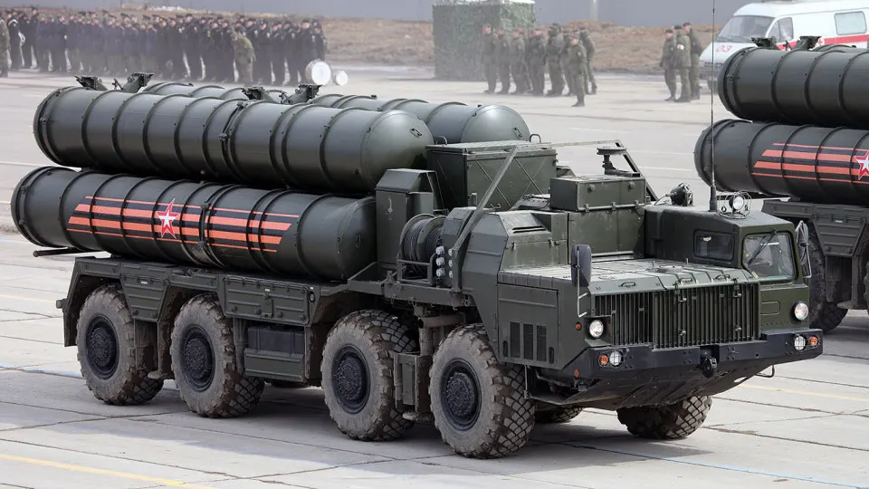Анкара обратилась к Москве за согласием на передачу российских ЗРК С‑400 третьей стране — предполагаются ОАЭ или Катар — чтобы снять препятствия на пути к приобретению американских F‑35, несмотря на сохраняющиеся вопросы безопасности.