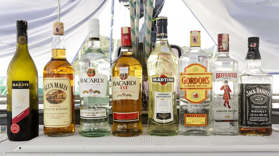 Партнёр Bacardi в России запустил промышленный розлив Martini Bianco и Martini Fiero на винодельне в Дагестане; ранее часть продукции уже разливалась в Туле. Локализация объясняется ростом пошлин и желанием снизить издержки.