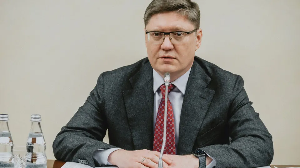 Заместитель руководителя фракции «Единая Россия» связал перебои с бензином с ударами по нефтеперерабатывающим мощностям и призвал не поддаваться панике. Аналитики фиксируют значительное сокращение переработки и массовые очереди на АЗС.