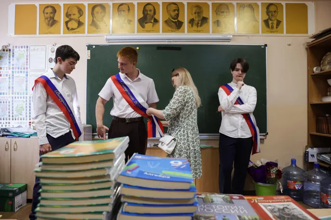 Число выпускников 9‑х классов, выбирающих колледжи и техникумы, растёт — власти стимулируют этот переход, но он приносит сложности с профильным обучением, поступлением в вузы и повышает риск призыва для молодых мужчин.