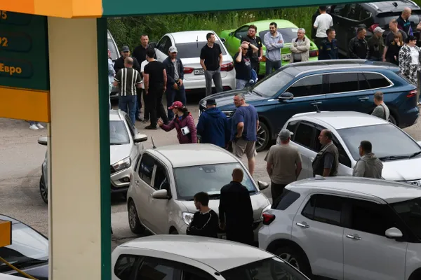 Вечером 7 июля в очереди за бензином на одной из АЗС в Екатеринбурге двое мужчин напали на внештатного корреспондента: избили его, отобрали телефон, а затем сфотографировали паспортные данные и отпустили.