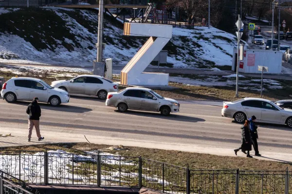 В результате удара беспилотника по пассажирскому автобусу в Шебекино пострадали 19 мирных жителей, 18 госпитализированы. Шестеро находятся в тяжёлом состоянии. Ранее власти сообщали о пяти погибших при ударе по автобусу.