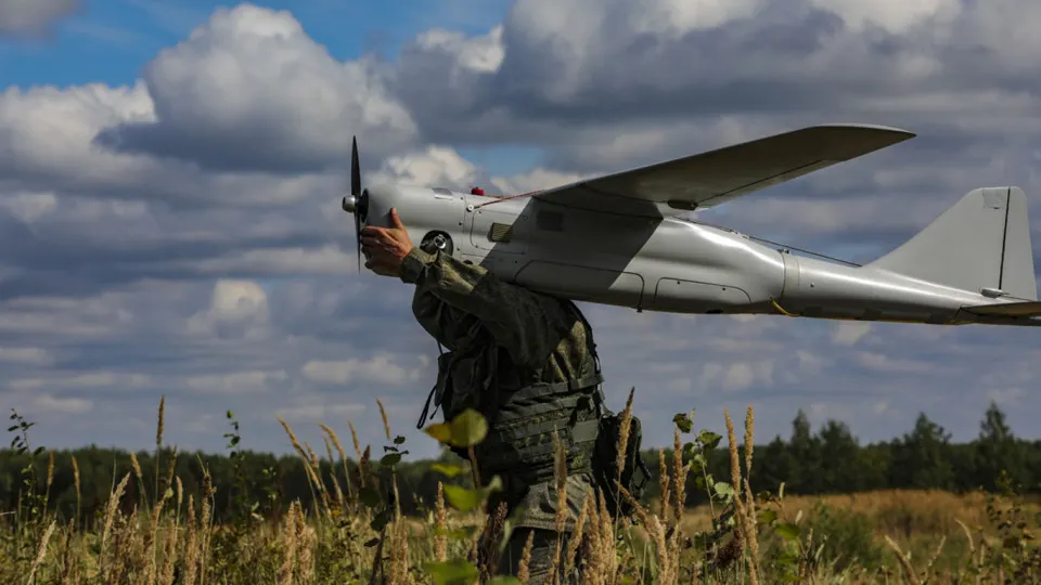 Материалы указывают на многолетнее военно‑техническое сотрудничество: передача ИИ‑модулей и компонентов для дронов, обучение российских специалистов в Китае и проработка мер против спутниковой сети Starlink.