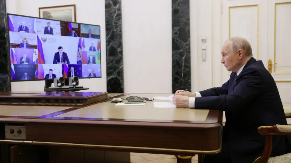 На фоне сокращения переработки и перебоев с поставками топлива президент одобрил предложение о строительстве сети небольших нефтеперерабатывающих заводов и вовлечении малого и среднего бизнеса для повышения устойчивости рынка.