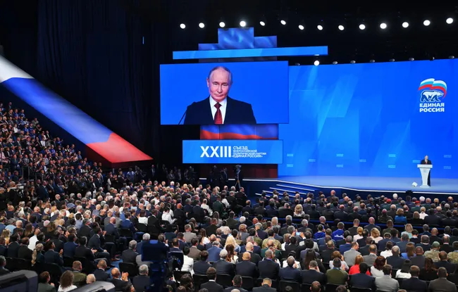 Администрация президента несколько раз пересмотрела KPI для «Единой России»: от первоначальных 55–60% ожидания снизились до примерно 45% при сохранении цели явки в 50%. Это связано с падением рейтингов и социально-экономическими проблемами.