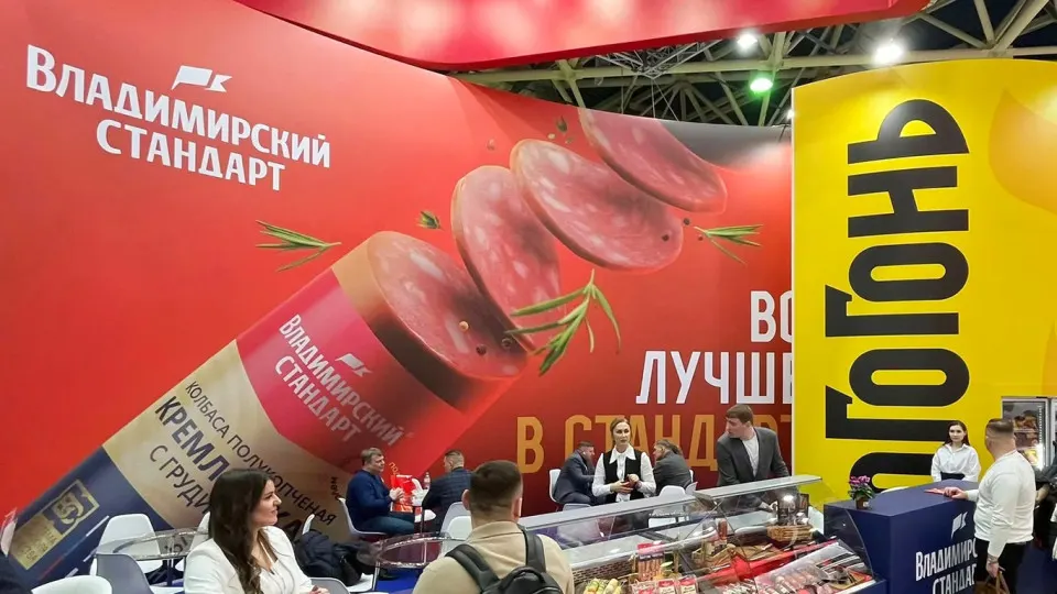 Крупный производитель колбасных изделий остановил работу из‑за многомиллионных долгов и судебных исков: часть сотрудников уволены, тысячи остаются без зарплат, кредиторы готовят иски о банкротстве.
