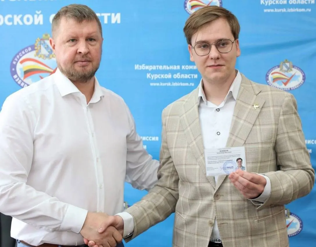 Александру Новикову, 21 год, зарегистрировали кандидатом в Государственную Думу от партии «Яблоко». Ранее он организовал помощь беженцам из приграничья и возглавлял региональное отделение партии, позже признанной «иностранным агентом».