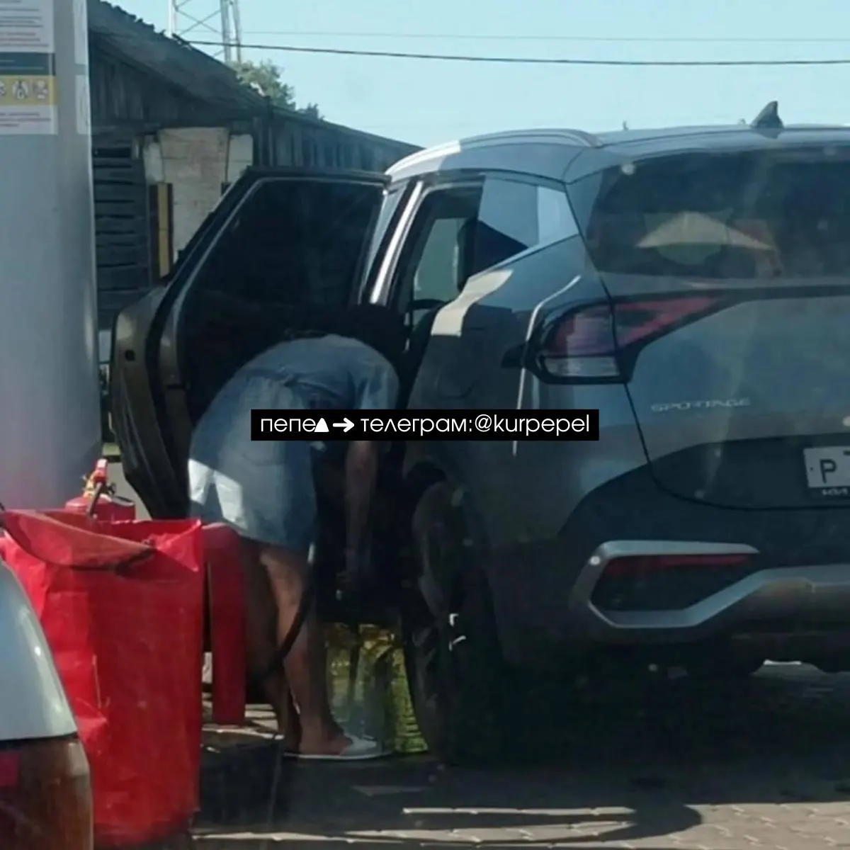 В регионе сокращают выдачу топлива на АЗС, вводят лимиты и запрет на разлив в канистры; власти обращаются за дополнительными поставками.