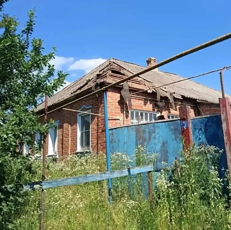 Дроны поразили двенадцать населённых пунктов в Белгородской области: пострадал один мужчина, есть повреждения домов, автомобилей и линии электропередачи.