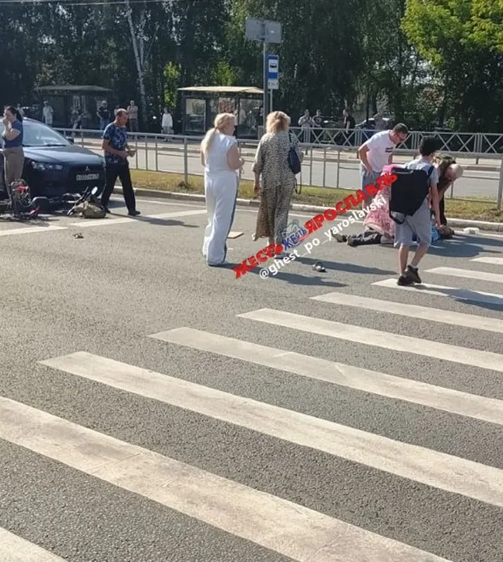 На проспекте Авиаторов в Ярославле сбили мужчину на велосипеде — на кадрах с места видно, как прохожие окружили пострадавшего. Подробности происшествия уточняются.