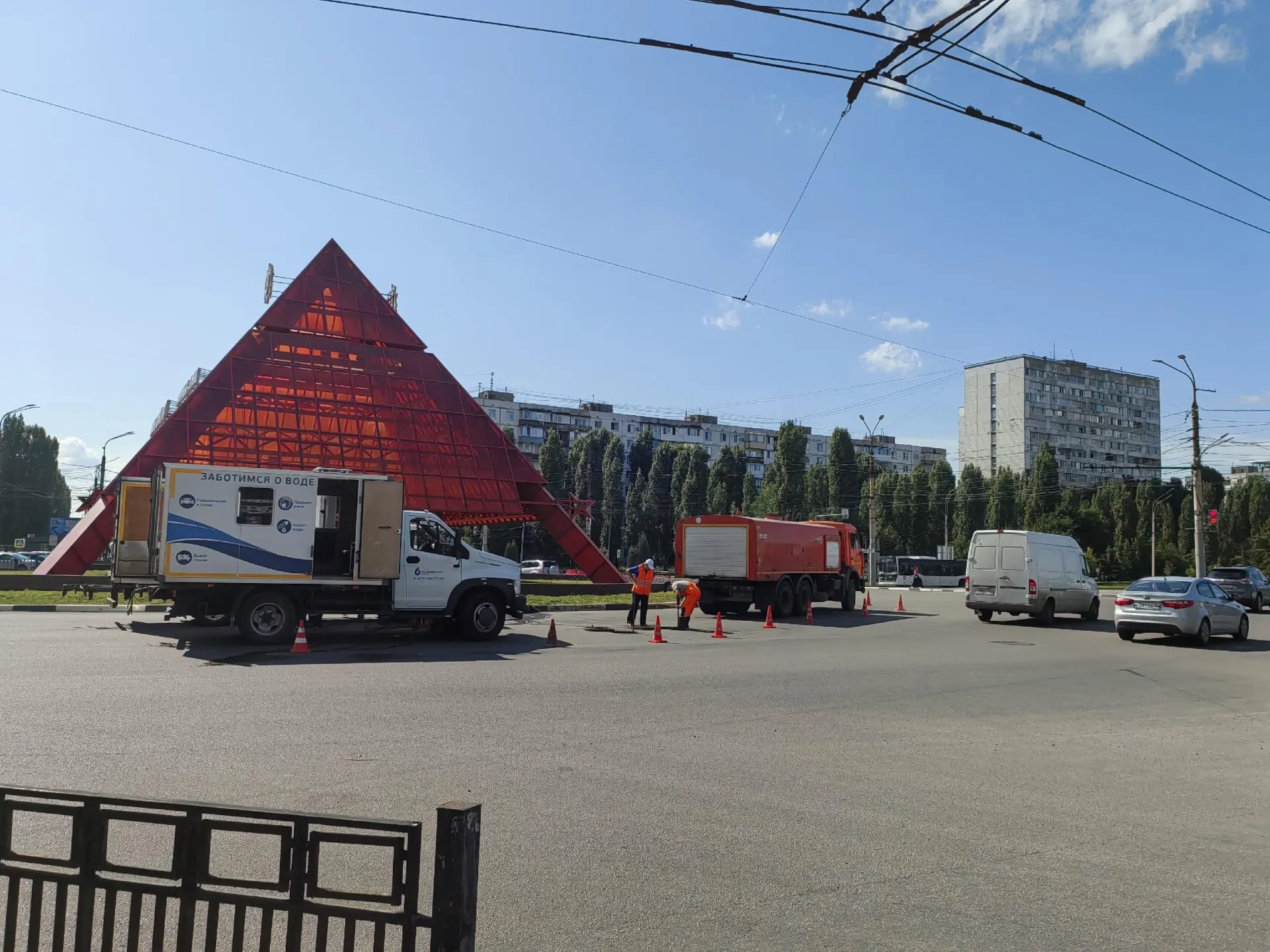 Жители сообщают о стойком зловонии на перекрёстке у памятника Славы: по их словам, работы по устранению проблемы якобы завершились больше недели назад, но неприятный запах остался.