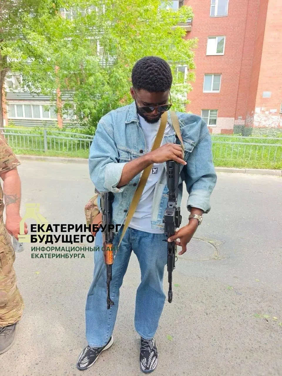 29‑летний студент УГЛТУ, приехавший из Камеруна, мог погибнуть в Ярославле во время атаки беспилотников; официального подтверждения пока нет.