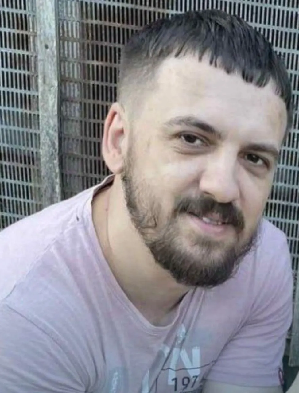 Антон Сычёв вышел на свободу после отбытия наказания. Ранее ему назначили два года лишения свободы по обвинению в «призывах к терроризму», его задерживали в аэропорту Домодедово за репост, а дело рассматривали в закрытом режиме.