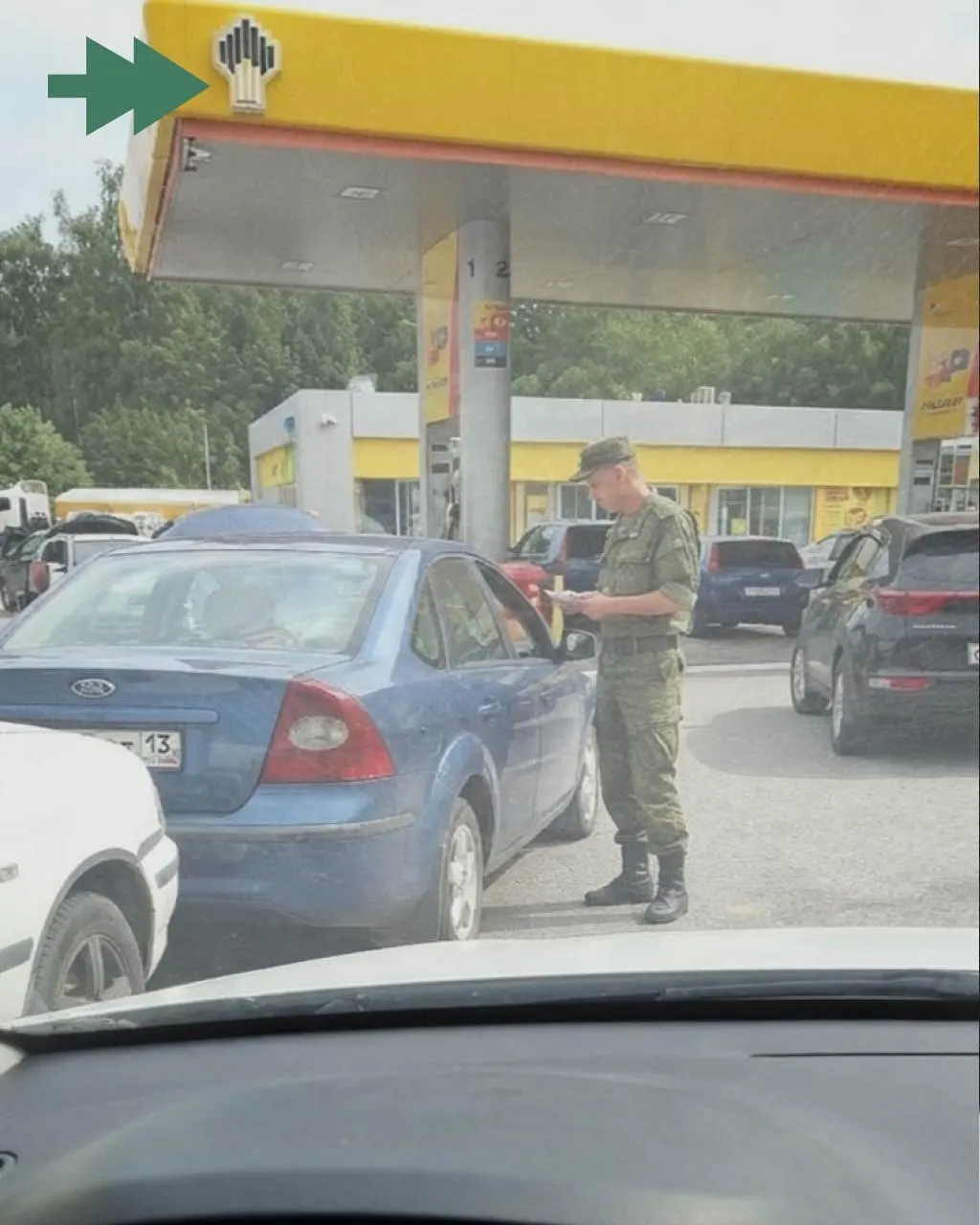 На автозаправке в Белгороде мужчина в военной форме подходил к водителям, просил документы, интересовался службой в армии и записывал сведения.