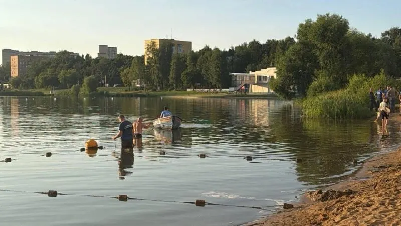 На берегу реки Серебрянки в Подмосковье найдены тело ребёнка; спасатели несколько часов искали девочку, очевидцы описывают шок семьи.