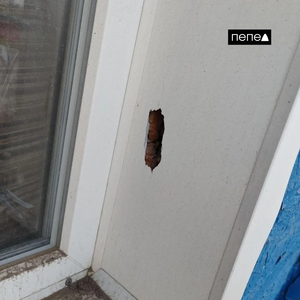 Житель села Вознесеновка Шебекинского округа жалуется, что после удара беспилотника в апреле 2025 года его дом остался с пробоиной в крыше, разбитыми окнами и повреждённым фасадом, а ремонт откладывают из‑за отсутствия средств в бюджете округа.