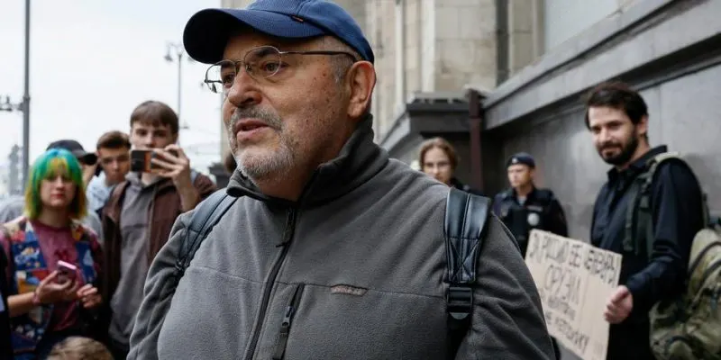 Ему вменяют «демонстрацию экстремистской символики» — дело рассмотрят в суде в пятницу. Адвокат жалуется на задержку допуска к подзащитному, в полиции заявили об отсутствии технической возможности для осмотра материала.