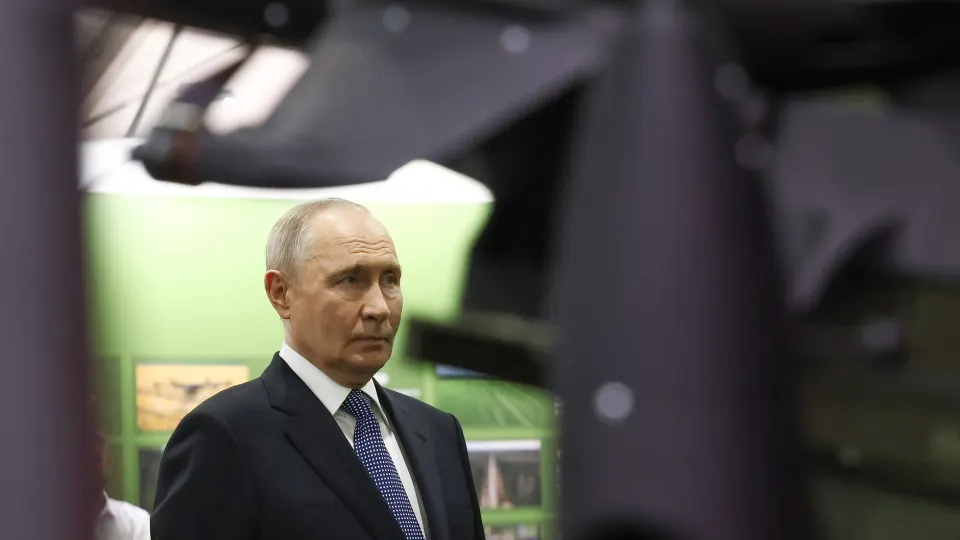 Президент заявил, что граждане добровольно направили около 70 млрд рублей через Общероссийский народный фронт на цели специальной военной операции, отметив при этом рост военных расходов и укрепление обороноспособности.