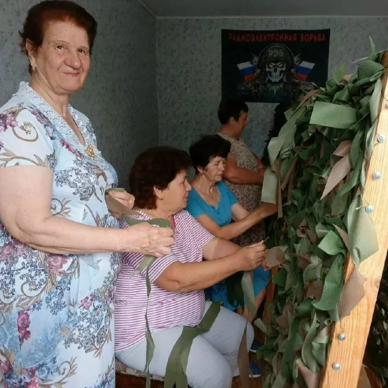 Участники проекта «Курское долголетие» из Щигров вместе с внуками занимаются плетением маскировочных сетей для военных; ранее к такой работе привлекали школьников в районе.