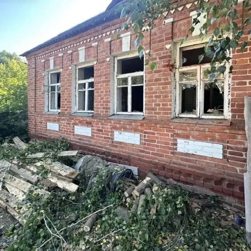 В результате ракетных обстрелов в Борисовке и селе Красный Куток погибла женщина, ещё двое получили ранения. Повреждены частные дома, один дом загорелся.