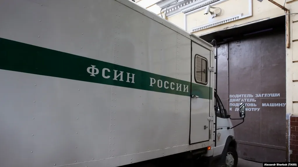 Суд в Москве признал 37‑летнего мужчину виновным в государственной измене и назначил 23 года колонии строгого режима. Ранее он пропал в Узбекистане, а затем оказался в московском СИЗО; обстоятельства возвращения в Россию не пояснены.