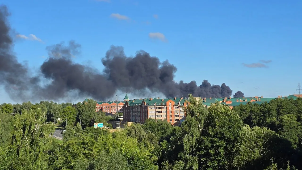 В Бронницах в промышленной зоне вспыхнул крупный пожар: загорелись два бензовоза, огонь перекинулся на припаркованные автомобили. Существует угроза распространения пламени на соседнее административное здание.