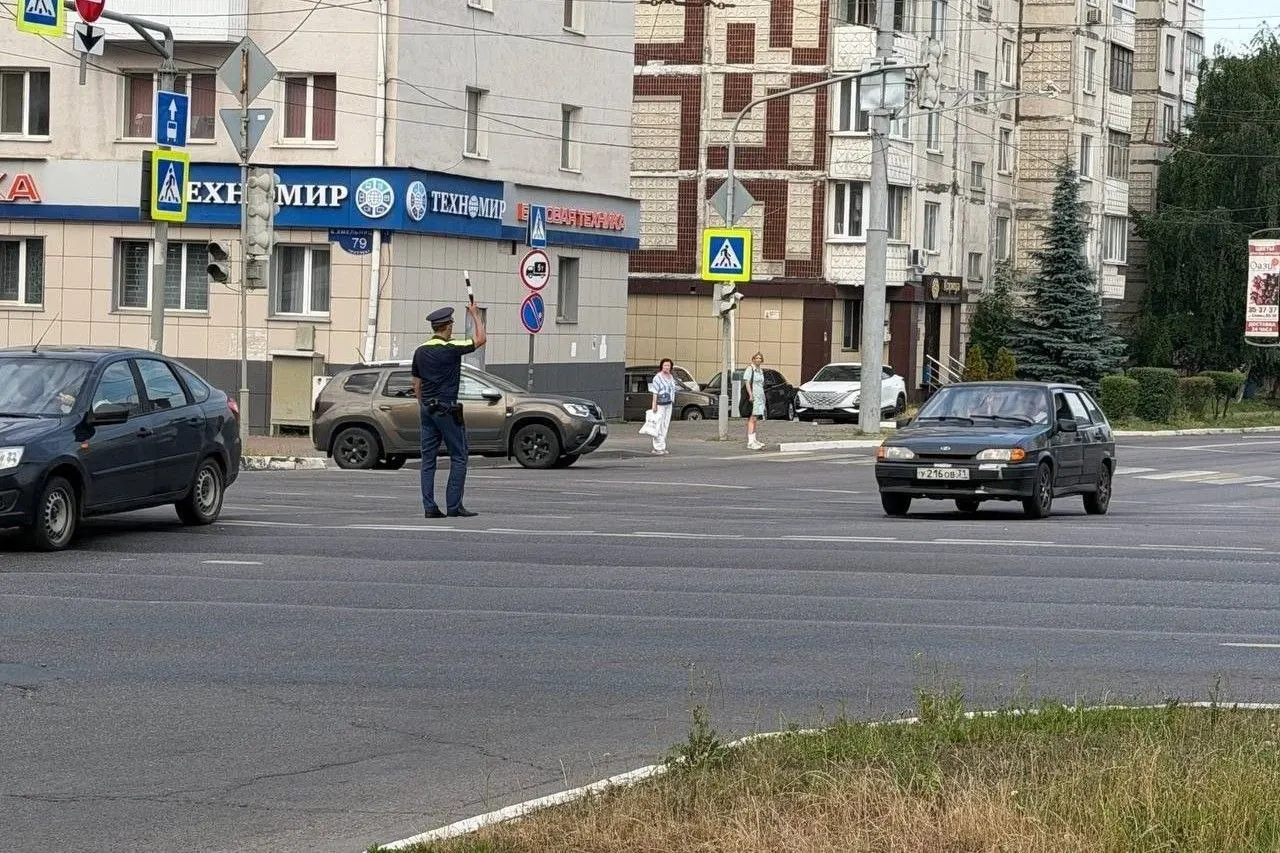 После ракетного удара по электрическим подстанциям в Белгороде произошёл блэкаут: на центральных улицах не работают светофоры, движение временно регулируют люди.